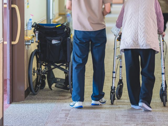 スタッフと利用者の廊下 廊下 歩行をサポートするスタッフが同行する廊下です。車椅子や歩行器利用の方も安心して歩けます。