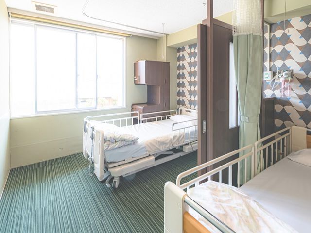 ベッドのある居室 居室 広々とした居室です。自然光がたっぷりと差し込み、明るく快適に過ごせます。