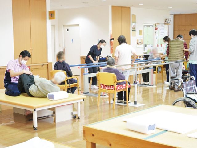 訓練風景の室内 機能訓練室 スタッフと一緒に体操ができる場所です。専門的な支援のもとで、安心して体を動かせます。