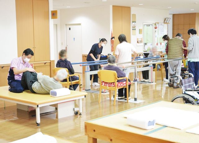 訓練風景の室内 機能訓練室 スタッフと一緒に体操ができる場所です。専門的な支援のもとで、安心して体を動かせます。