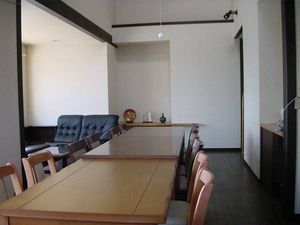 長いテーブルの食堂  