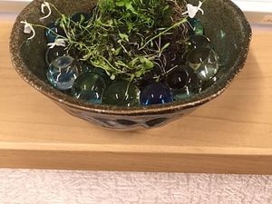 小鉢のある棚  