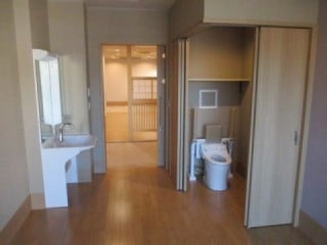 洋式トイレと洗面台 トイレ 広々とした洋式トイレには、洗面台が隣接しており、使いやすい設計になっています。