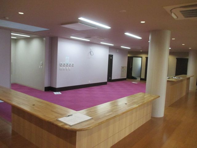 広々とした受付 フロント 広々とした受付は、情報の確認や問い合わせがすぐできる便利な空間になっています。