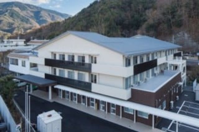 山に囲まれた外観 外観 自然豊かな場所に建つ施設です。周囲の風景と調和した落ち着いた環境で働けます。