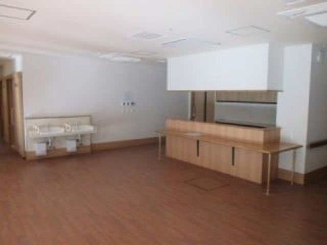 広々とした部屋 ラウンジ 広々とした明るい空間で、自由に時間を過ごすのに最適です。自然光が心地よく差し込みます。