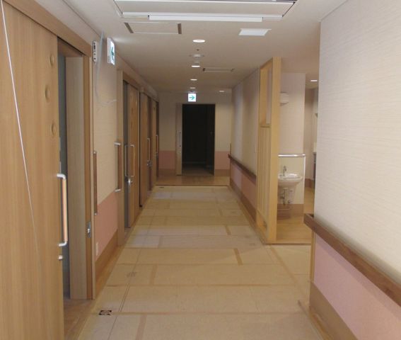 広い廊下 廊下 余裕のある廊下では、車椅子でもスムーズな移動が可能です。優しい明るさが心地よい空間です。