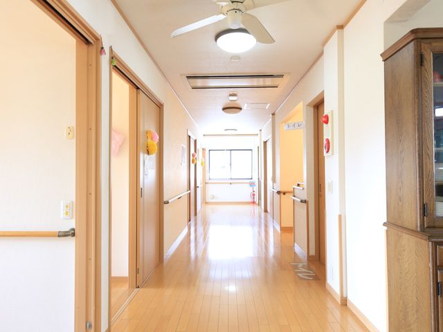 明るい掃除済み廊下