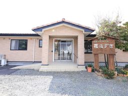 明るいエントランス外観