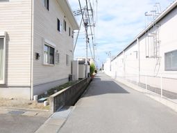明るい住宅街の通り