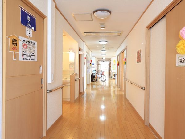 明るい廊下と掲示物
