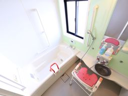 明るい浴室設備