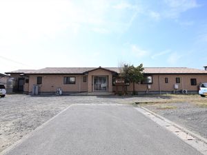 明るい外観の一階建て施設
