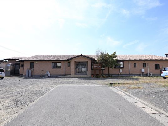 明るい外観の一階建て施設