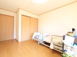 居室のベッドとクローゼット