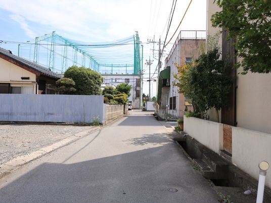 閑静な住宅街の道