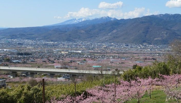 山と町並みの風景   