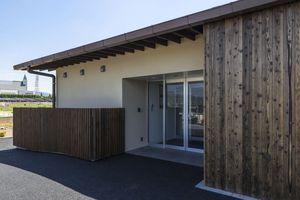 木製外壁とエントランス