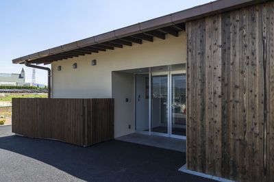 木製外壁とエントランス