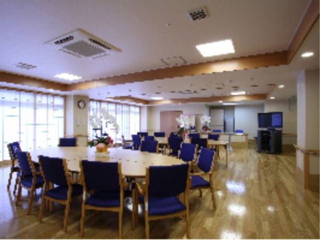 明るい共用ダイニング 食堂 広々としたダイニングルームは、居心地の良さを大切に設計されています。利用者同士の交流もはかれる明るい空間で、食事やコミュニケーションが楽しめます。