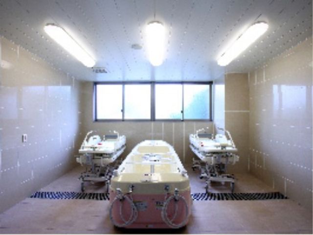 清潔な浴室の全景 浴室 ゆったりとした広さの浴室では、快適にご利用いただけるよう配慮されています。清掃が行き届いており、明るい光が差し込む清潔な空間です。
