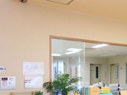 明るい受付エリアの風景