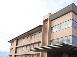 落ち着いた色合いの外観