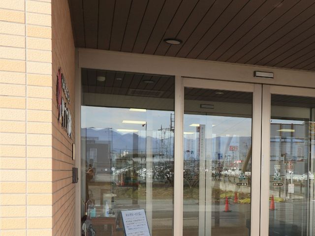 エントランスガラス扉 玄関 ガラス扉のエントランスは明るく、開放感があります。訪れる方々を温かく迎え入れる雰囲気が漂います。