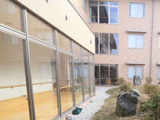 中庭を望む施設の様子