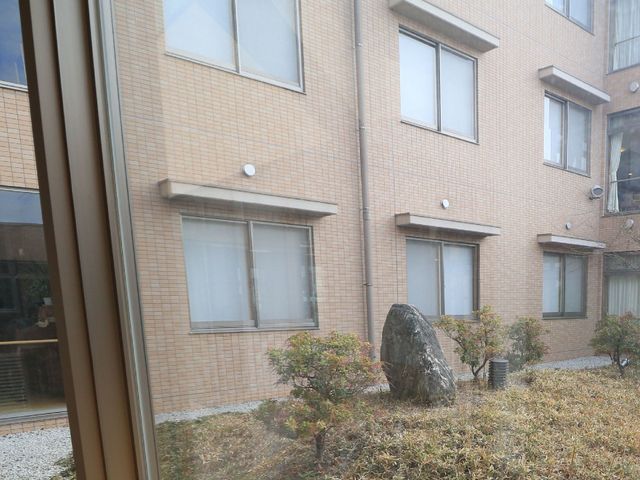 中庭の外側の眺め 中庭 ゆったりとした時間が流れる中庭を望む眺望です。自然光が差し込む落ち着いた空間で、日々の安らぎを感じていただけます。