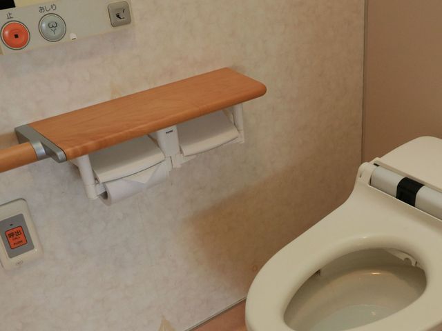 手すり付き洋式トイレ トイレ トイレに設置された手すりは、立ち座りをサポートし安全な利用を促進しています。高齢者や体の不自由な方も安心してご利用いただける設計です。