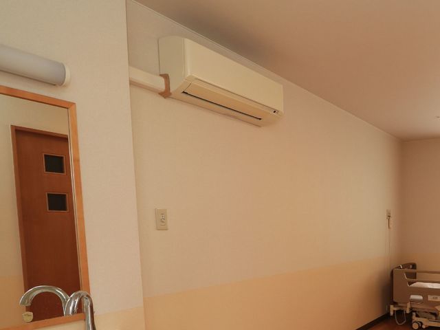 清潔感のある居室空間 居室 ゆとりある居室には、快適な環境作りを考慮したエアコンが設置され、明るく心地良い空間が広がっています。