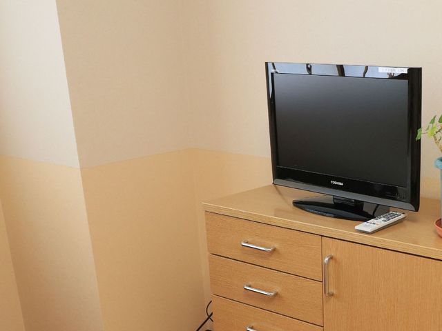 居室のテレビとタンス 居室 居室には、休日にくつろぎながらお好きな番組を楽しめるテレビが備え付けられています。シンプルで使いやすい収納スペースも完備され、快適な個室生活をサポートします。