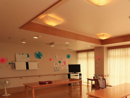 暖色調の居心地の良いリビング