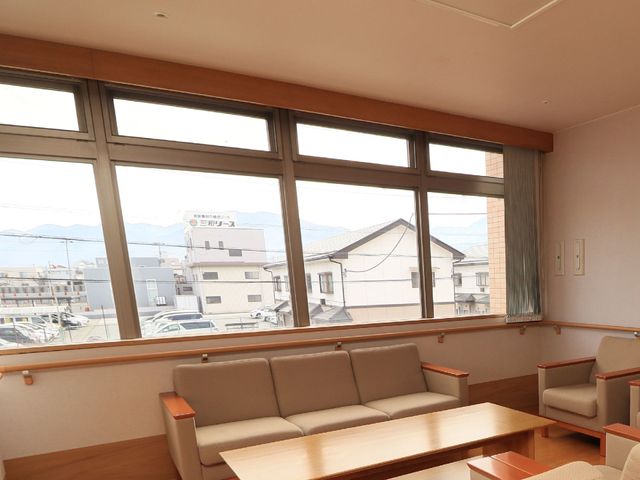窓辺の明るいリビング 共有スペース 広々とした窓から自然光が入る休憩スペースです。ゆったりしたソファで、心地よい時間を過ごすことができそうです。