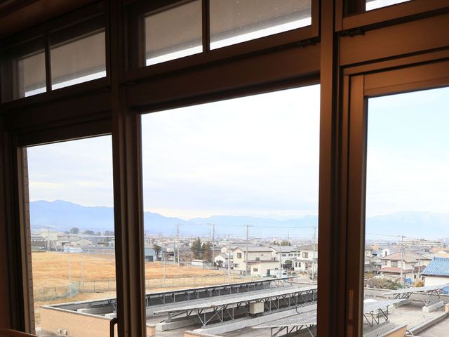 窓から見える風景 近隣 広々とした窓からは、山々と街並みを望むことができ、開放感のあふれる居室です。日々の暮らしに彩りをもたらします。