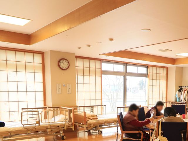 暖かみのある共有スペース デイルーム お食事やお茶の時間に利用者が集う、和やかな雰囲気のダイニングスペースです。ゆったりとした時間が流れる環境が魅力的でございます。