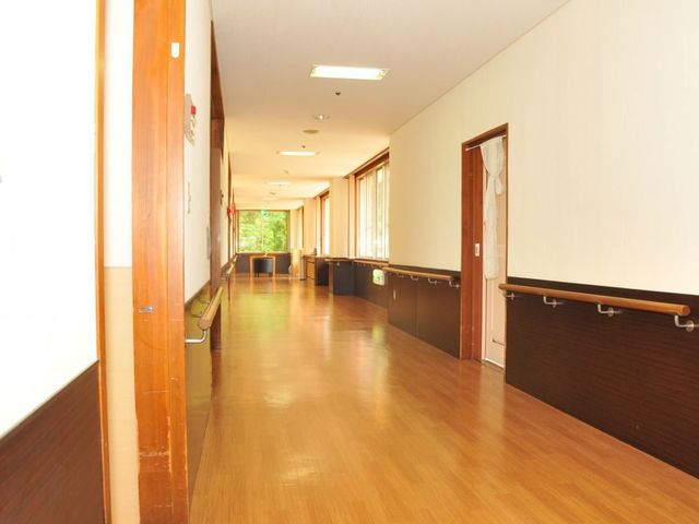 幅広い廊下 廊下 自然光がたっぷり入る広々とした廊下です。手すりが設置されており、安全に移動できます。