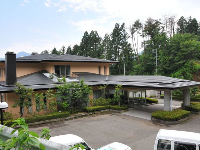 静かな環境の建物外観 外観 緑豊かな自然に囲まれた穏やかな建物です。リラックスできる環境での就業を希望される方に最適です。