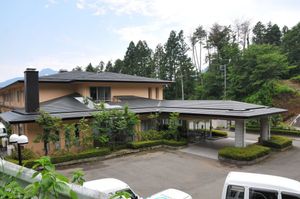 自然に囲まれた外観