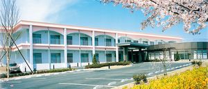 桜が咲く施設の外観  