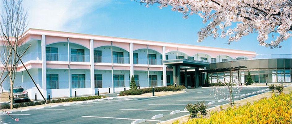 桜が咲く施設の外観  