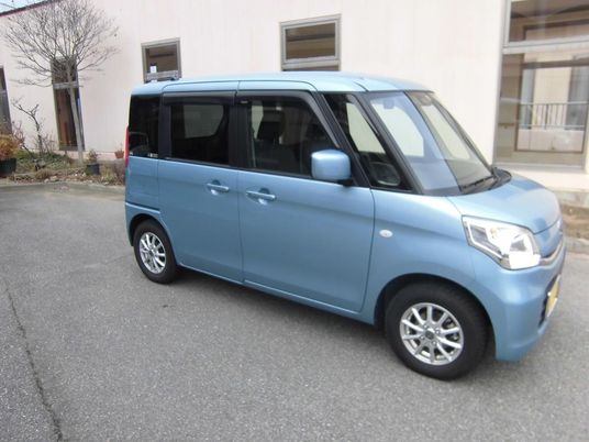 送迎車が停まる外観  