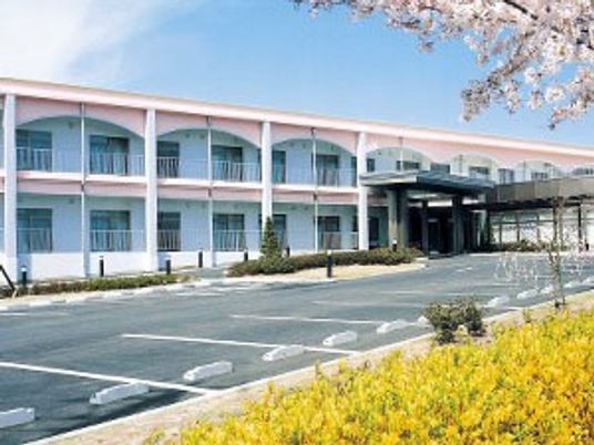 桜と建物の外観  