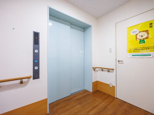 手すり付きのエレベーター