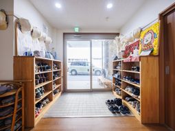 外が見えるエントランス