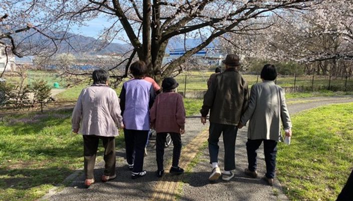 散策を楽しむ人々の姿