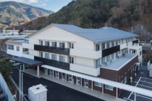 緑に囲まれた外観