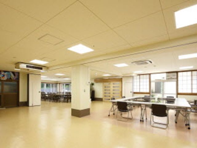 明るい空間の食堂 食堂 広々とした明るい食堂です。自然光が差し込む快適な空間で、集まりやすい雰囲気が整っています。