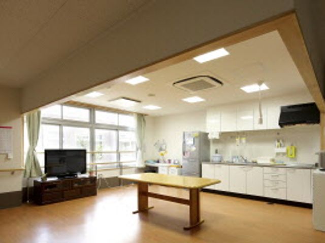 自然光が入るキッチン キッチン 明るい空間で、自然光が差し込む開放的なキッチンです。設備も整っており、快適に料理ができます。